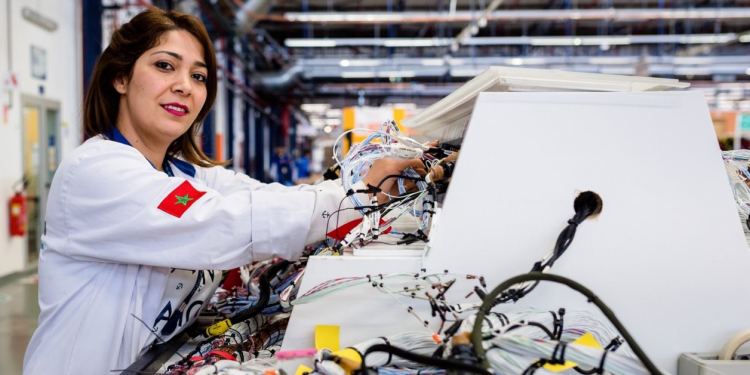 Collaboratrice sur une ligne de fabrication de harnais électriques aéronautiques chez Safran au Maroc