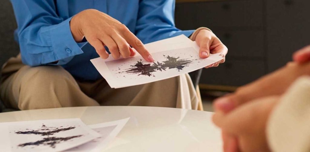 Séance d’évaluation psychologique avec des planches de taches d’encre