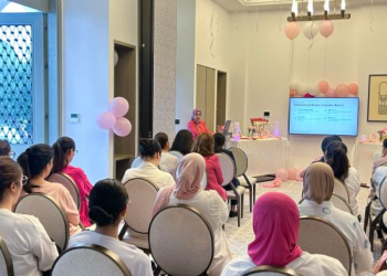 Collaboratrices du St. Regis La Bahia Blanca Resort réunies pour une sensibilisation Octobre Rose