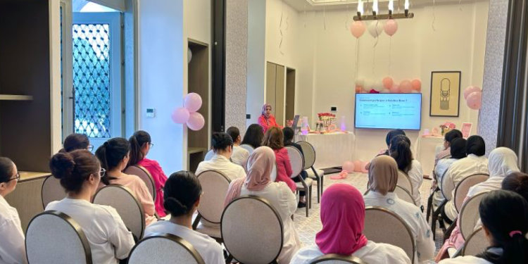 Collaboratrices du St. Regis La Bahia Blanca Resort réunies pour une sensibilisation Octobre Rose