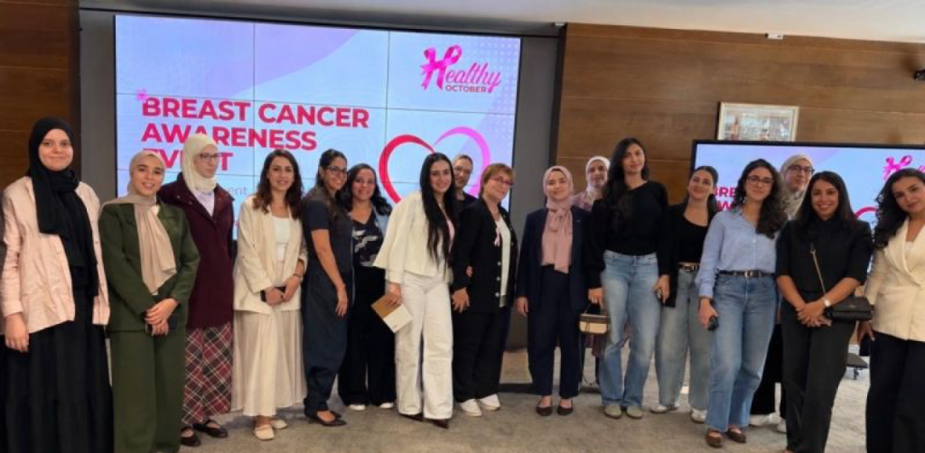 Collaboratrices de Teal Technology Services réunies lors d'une journée de sensibilisation au cancer du sein