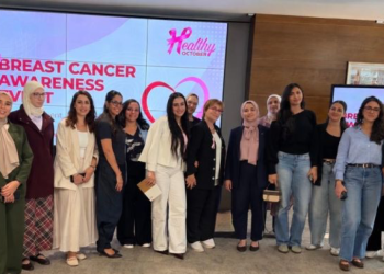 Collaboratrices de Teal Technology Services réunies lors d'une journée de sensibilisation au cancer du sein