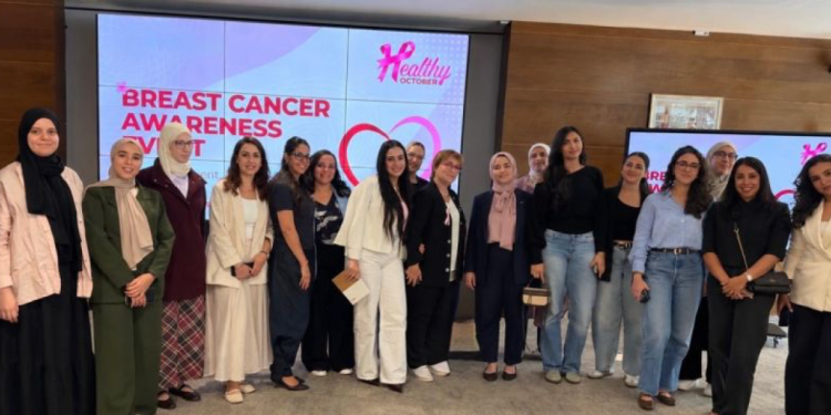 Collaboratrices de Teal Technology Services réunies lors d'une journée de sensibilisation au cancer du sein