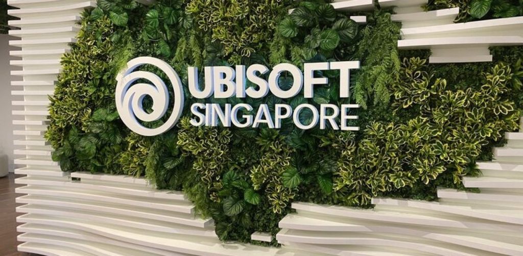 Logo Ubisoft Singapour sur le mur végétalisé des bureaux du studio