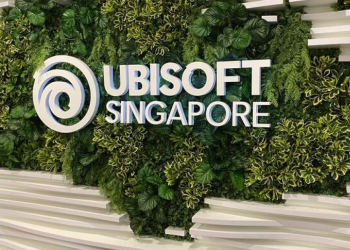 Logo Ubisoft Singapour sur le mur végétalisé des bureaux du studio