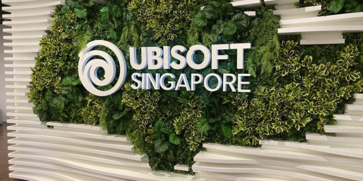 Logo Ubisoft Singapour sur le mur végétalisé des bureaux du studio