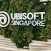 Logo Ubisoft Singapour sur le mur végétalisé des bureaux du studio