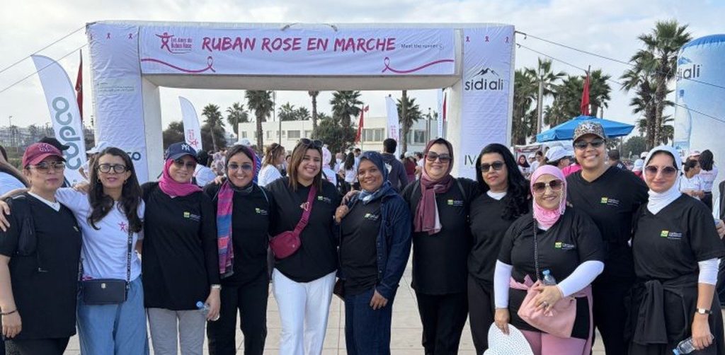Collaboratrices de Wafa Assurance participant à la marche Ruban Rose à Casablanca