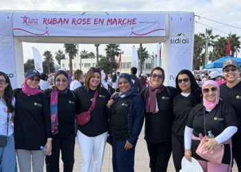 Collaboratrices de Wafa Assurance participant à la marche Ruban Rose à Casablanca