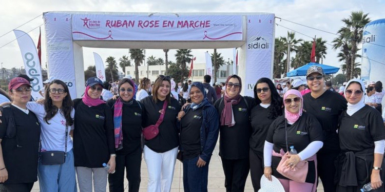 Collaboratrices de Wafa Assurance participant à la marche Ruban Rose à Casablanca
